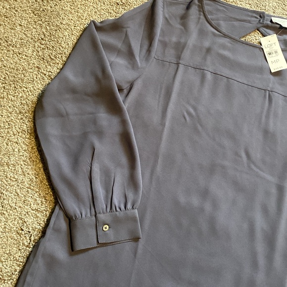 NWT Loft Polyester Blouse in Gray - Medium Petite - Picture 3 of 7